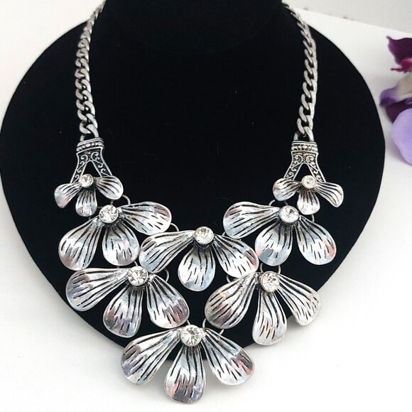 Large Silver Floral Bib Necklace Boho Parisian Chic Rhinestones 20-22'' Like New - Picture 7 of 7